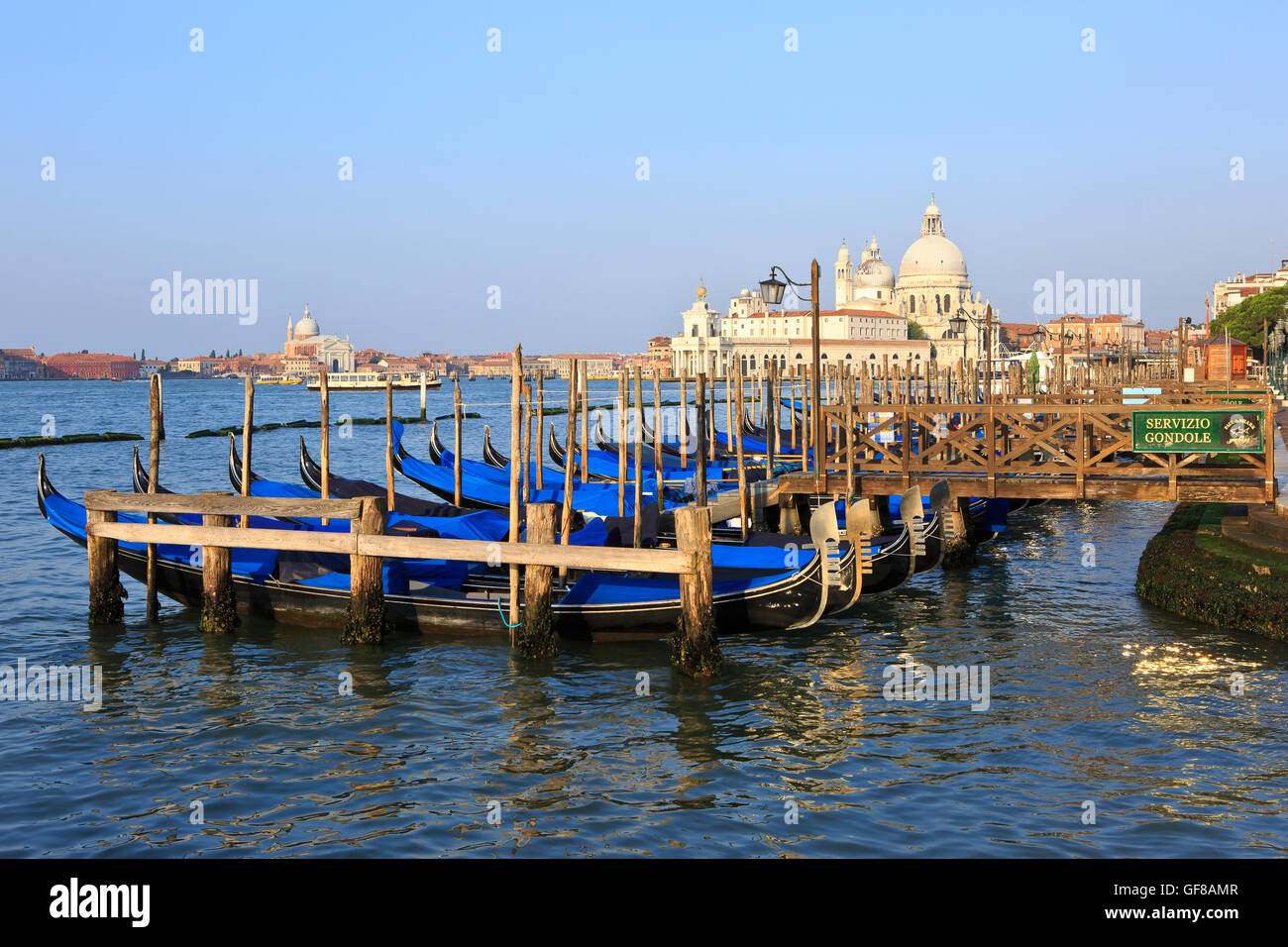 Servizio Gondole vicino alla stazione di Santa Maria della Salute Basilica Chiesa (1681) a Venezia, Italia Foto Stock