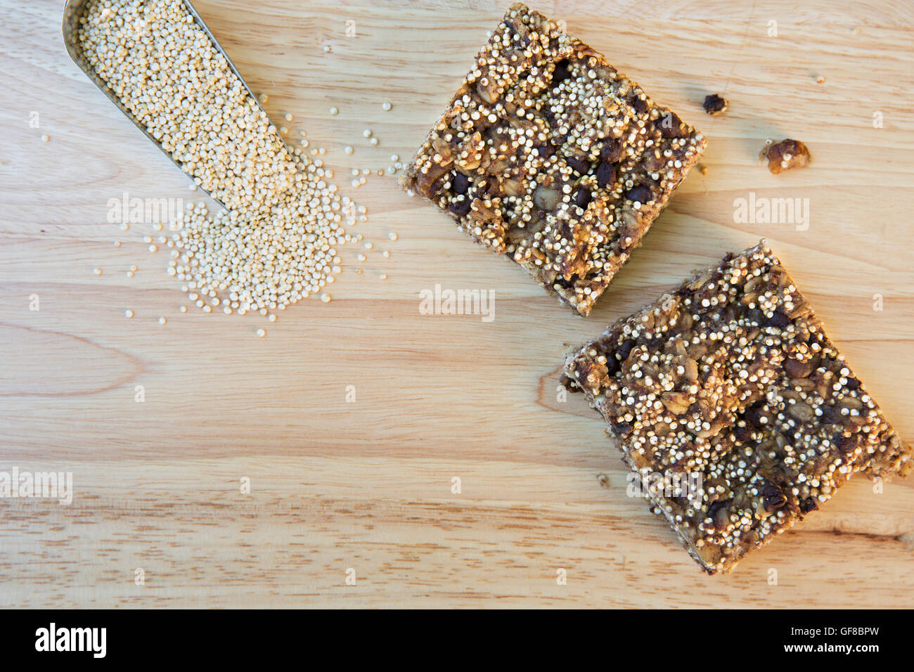 Quinoa due piazze colazione con scoop di materie di quinoa e copia di spazio. Foto Stock