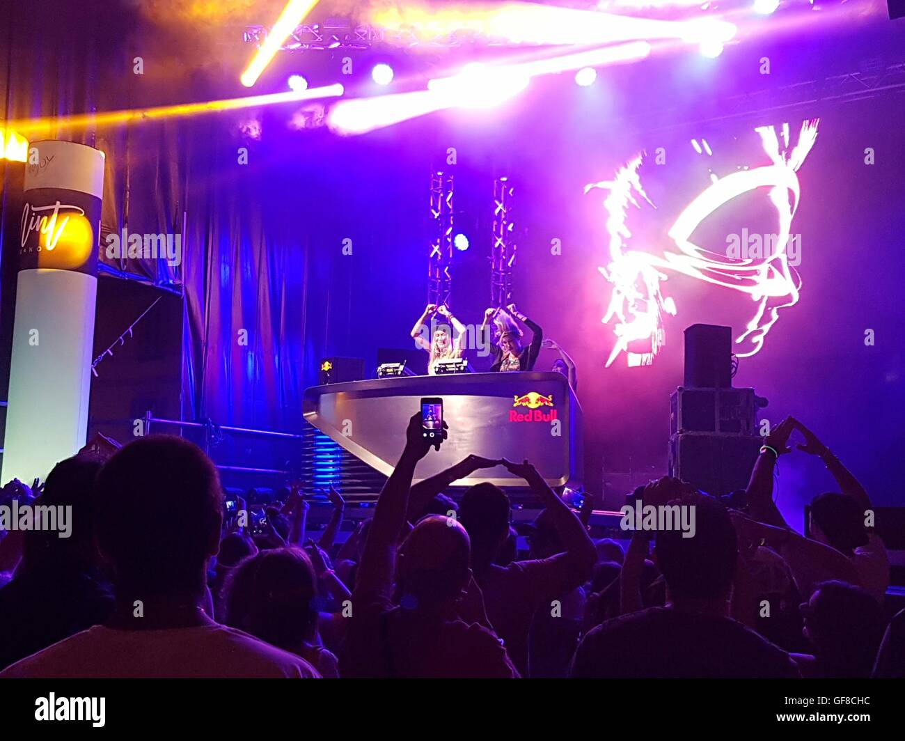 Australian gemelle DJ NERVO ottenere i loro fan wild durante una performance live a Lugano, in Svizzera, il luglio 21st, 2016 Foto Stock