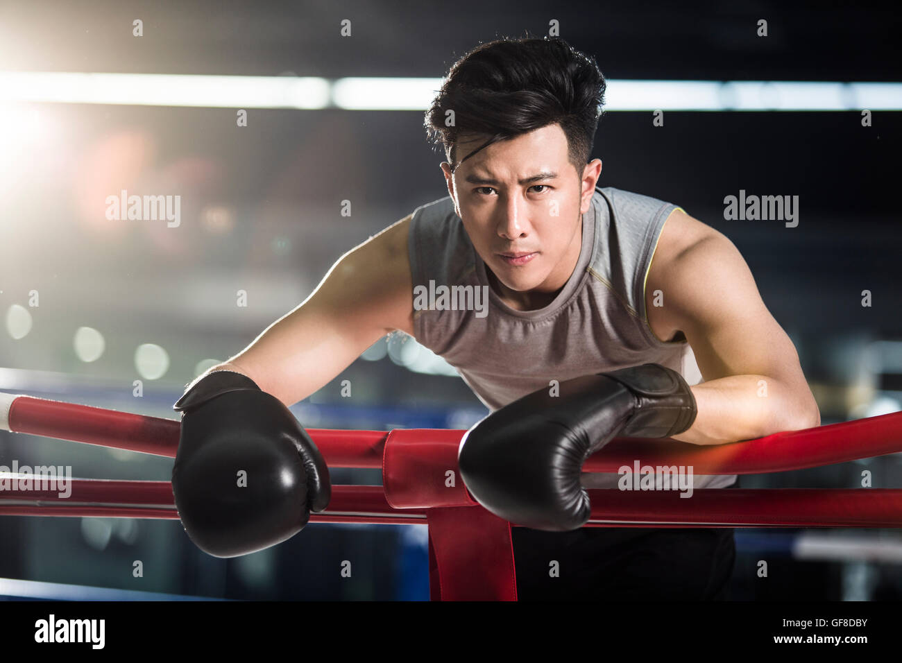 Boxer cinesi in appoggio nel pugilato ring Foto Stock