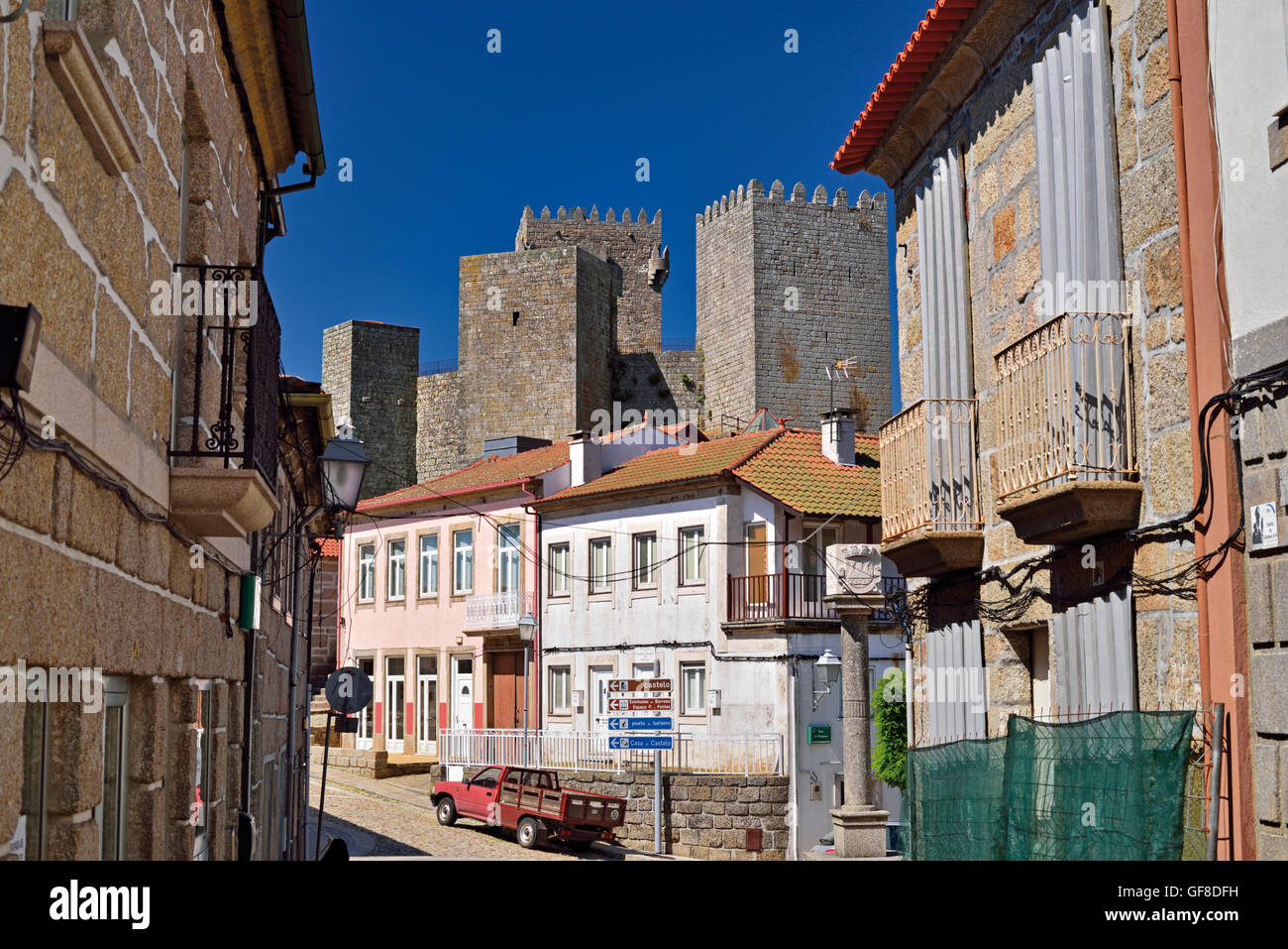 Il Portogallo, Tras-os-Montes: vista sul castello medievale e la tipica strada in Montalegre Foto Stock
