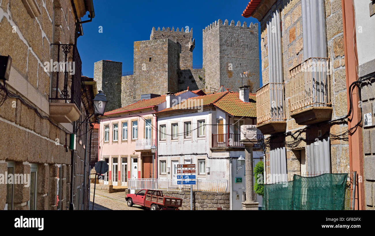 Il Portogallo, Tras-os-Montes: vista sul castello medievale e la tipica strada in Montalegre Foto Stock