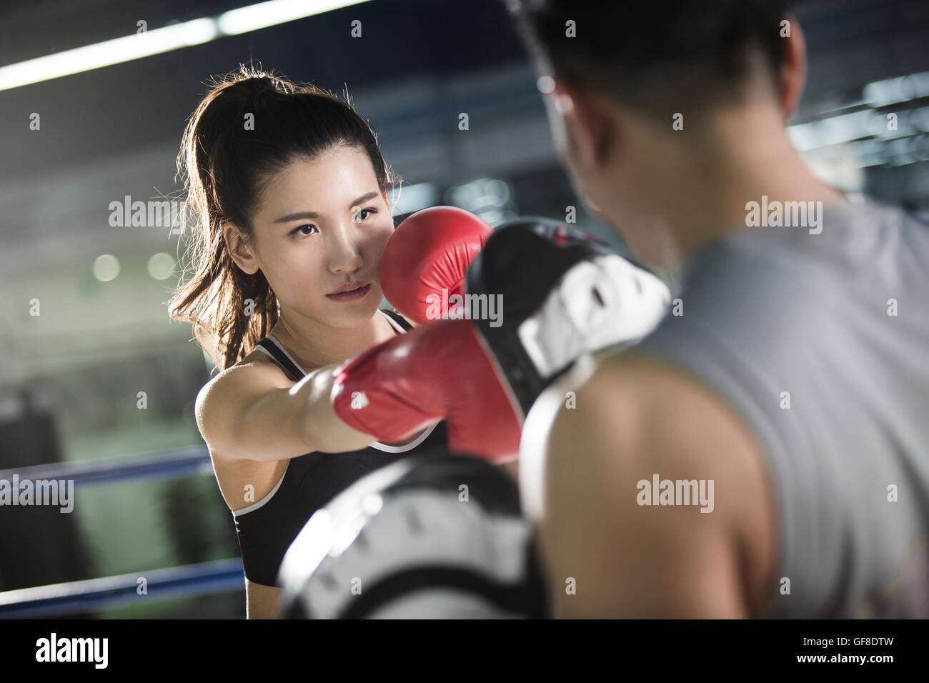 Femmina pugile cinese di formazione con pullman Foto Stock