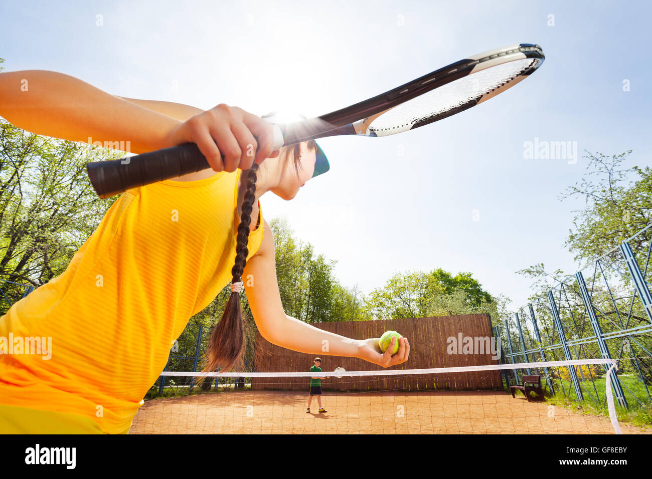 Basso angolo vista del giocatore di tennis contro il cielo blu Foto Stock