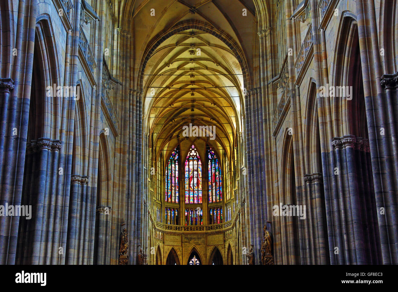 Le finestre di vetro macchiate e soffitto a volta della navata della Cattedrale di San Vito, il complesso del Castello di Praga Praga, Repubblica Ceca Foto Stock