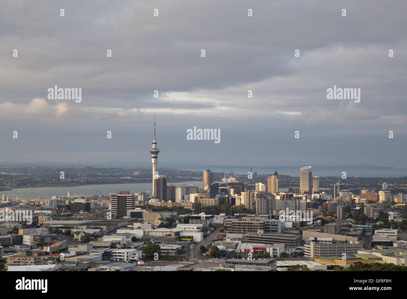 Auckland, Nuova Zelanda - 8 Febbraio 2015: vista dello skyline della città come visto dal monte Eden Foto Stock