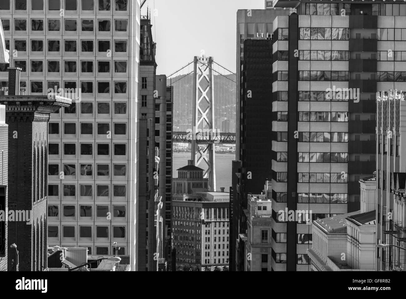 San Francisco Downtown torri con il Bay Bridge in bianco e nero. Foto Stock