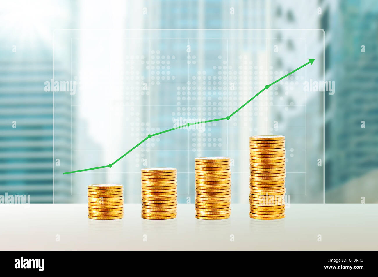 Successo nel business del concetto. Moneta in oro di pile. Finanziare la crescita con la mappa del mondo e il paesaggio sullo sfondo. Foto Stock