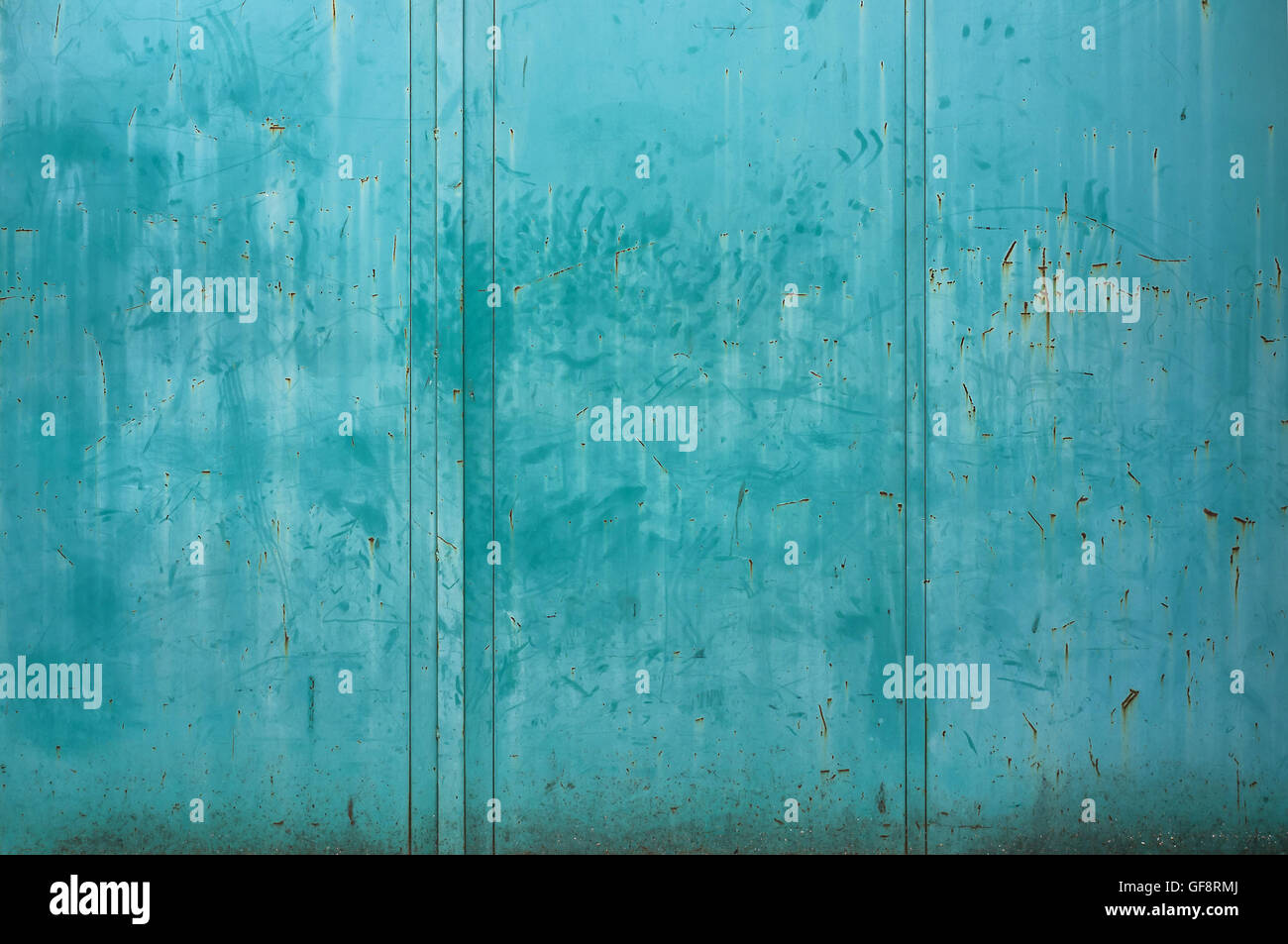 Blue porta di metallo, metallo arrugginito porta. Foto Stock