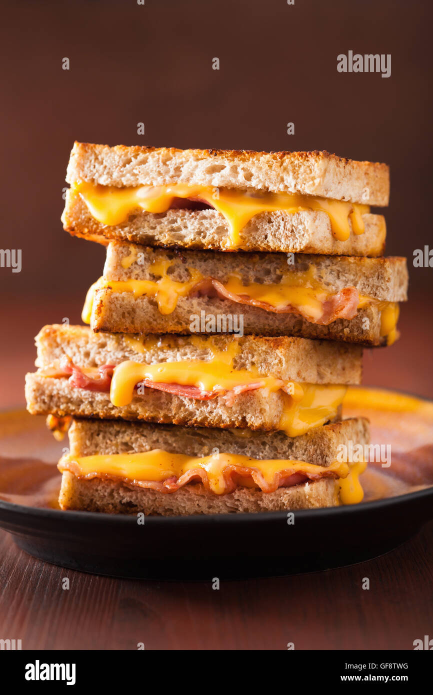 Formaggio alla griglia e sandwich di pancetta Foto Stock