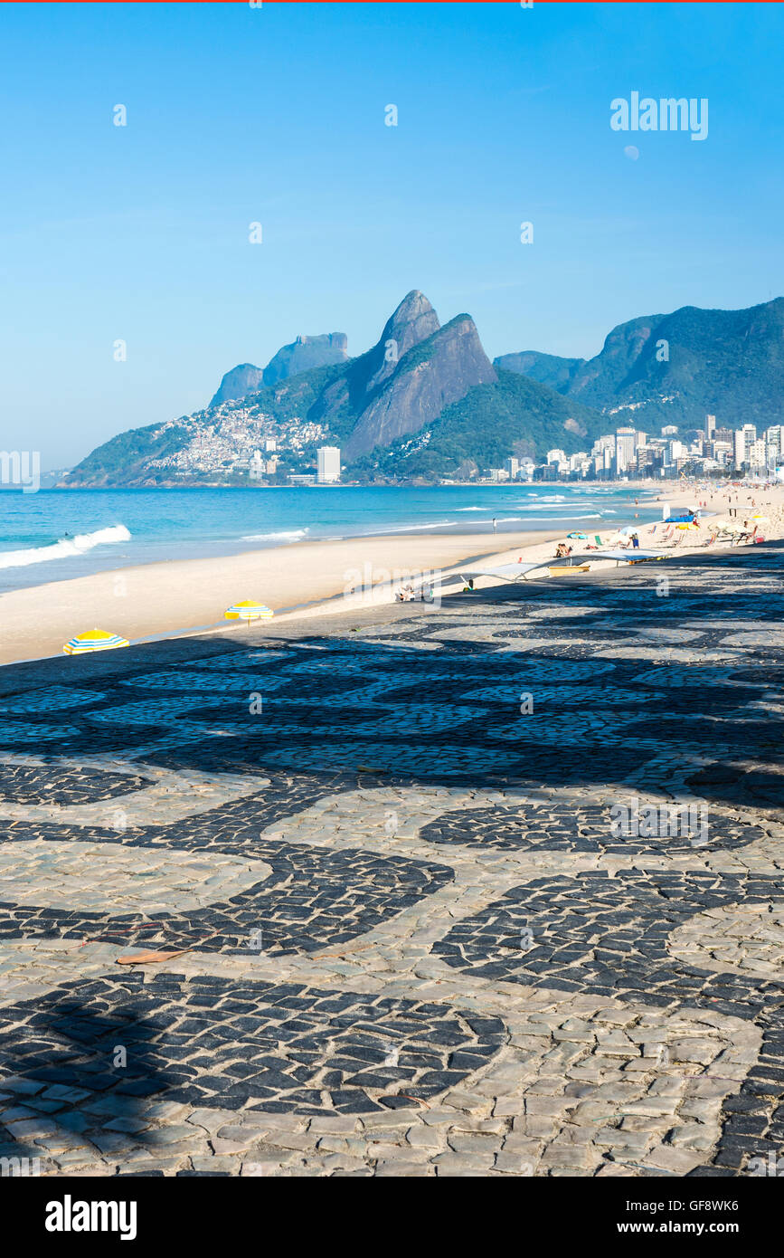 La mattina presto sulla spiaggia di Ipanema, Rio de Janeiro, Brasile Foto Stock