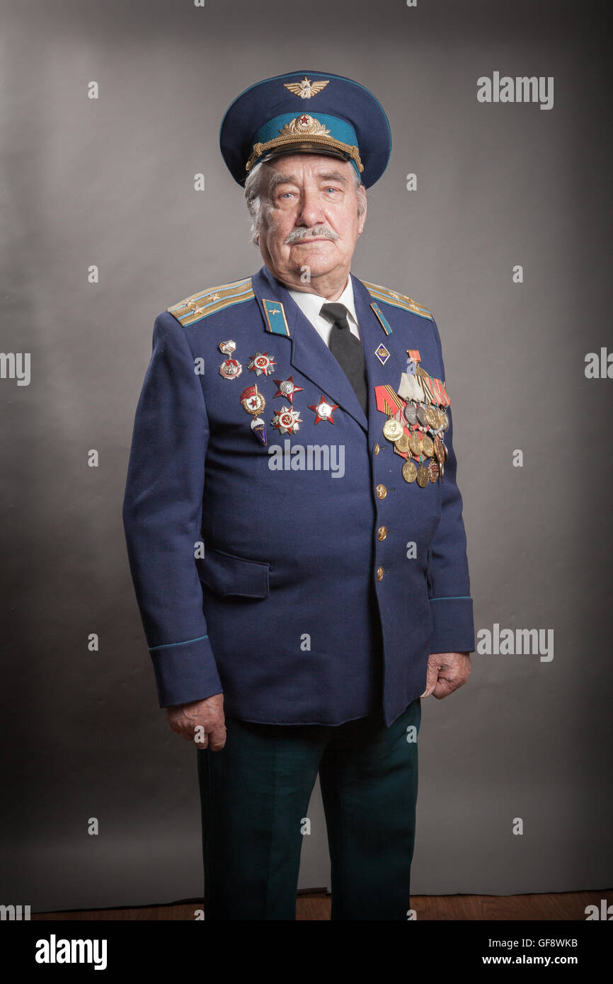 Ritratto di un veterano di guerra, le persone anziane che hanno superato la seconda guerra mondiale la terribile esperienza, anni di disagio Foto Stock