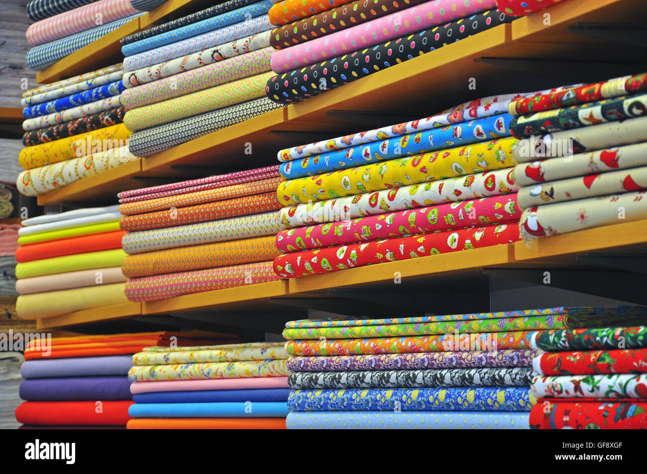 Cumulo di panno multicolore di tessuti Foto Stock