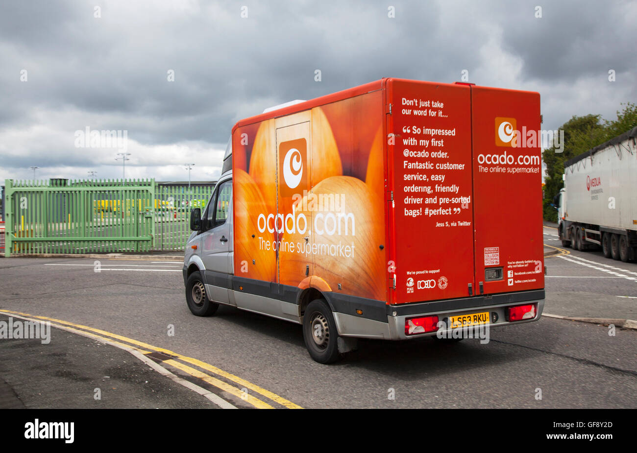 Ocado Onion Van livery & Morrisons on-line supermercato consegna di alimentari servizio di veicoli alimentari negozio; consegna di flotte online, alimentari e articoli di base per la casa a Liverpool, Merseyside, Regno Unito Foto Stock