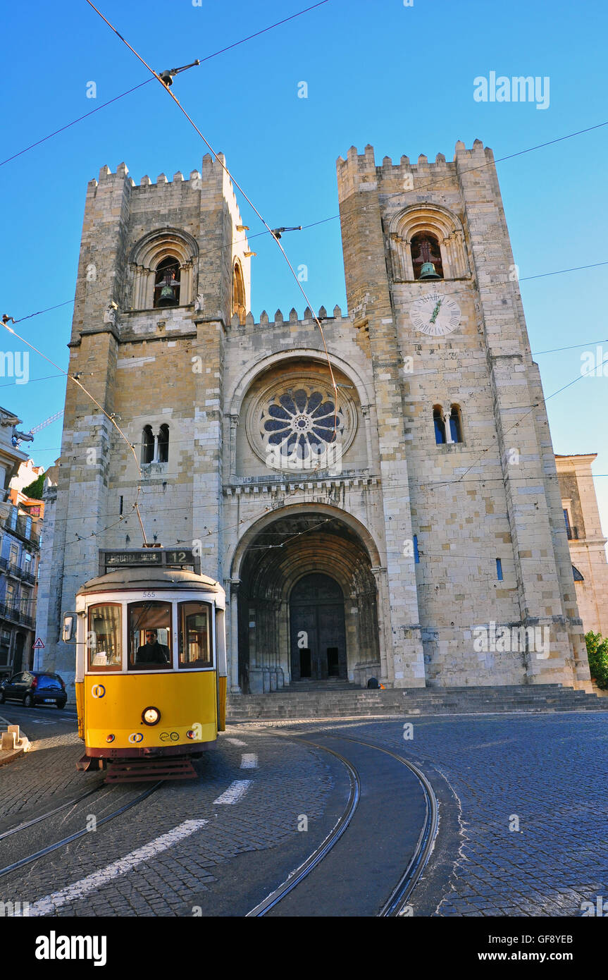 Lisbona, Portogallo - 14 novembre: il vecchio tram giallo che passa per la strada del centro storico di Lisbona il 14 novembre 2013. Foto Stock