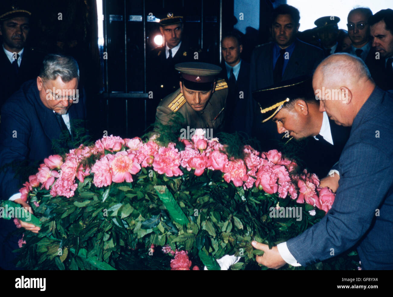 Nikolai Bulganin e Nikita Khrushchev, a Belgrado Foto Stock