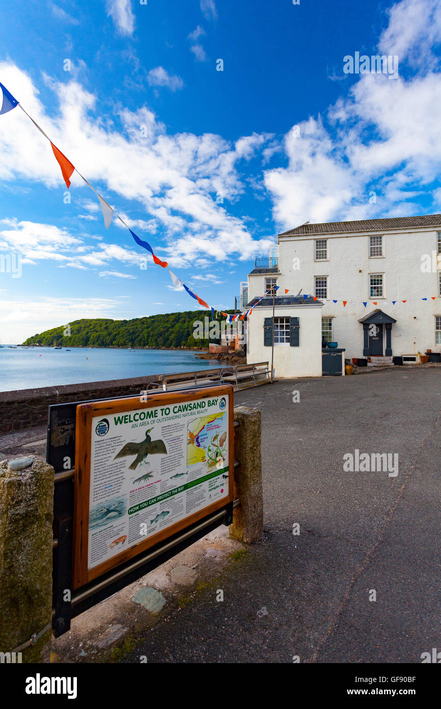 Strada stretta nel villaggio costiero di Kingsand che conduce a Cawsand, Cornwall, Regno Unito Foto Stock