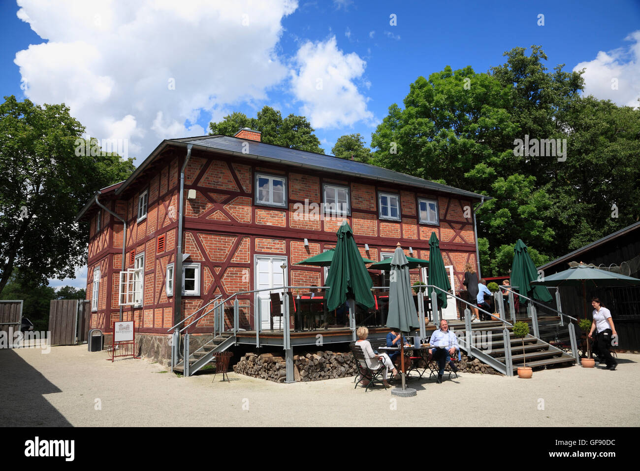Lassahn, ristorante Brueckenhaus, lakeSchaalsee, Meclemburgo-Pomerania, Germania, Europa Foto Stock