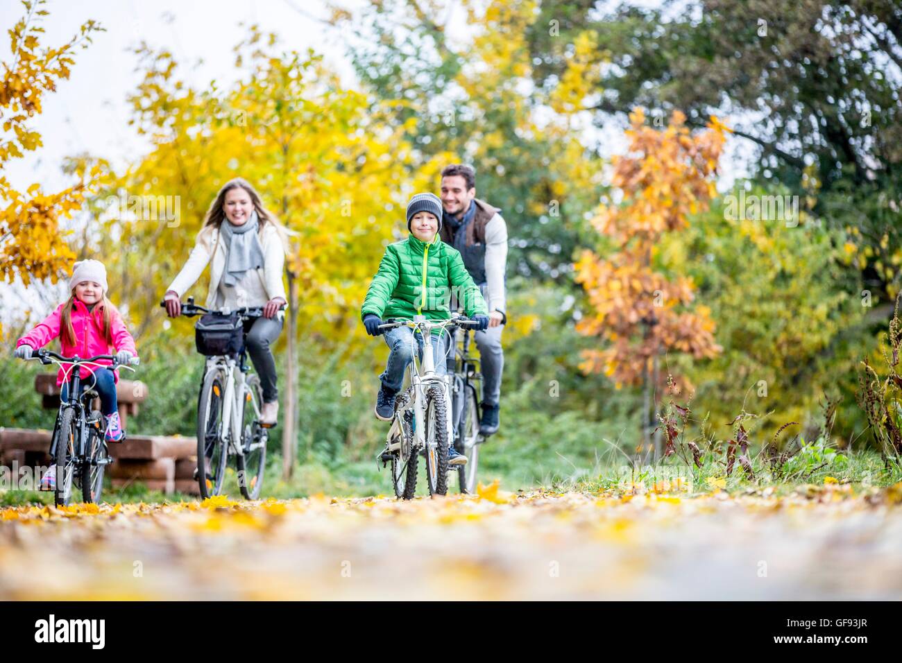 Modello rilasciato. Famiglia Escursioni in bicicletta insieme in autunno. Foto Stock