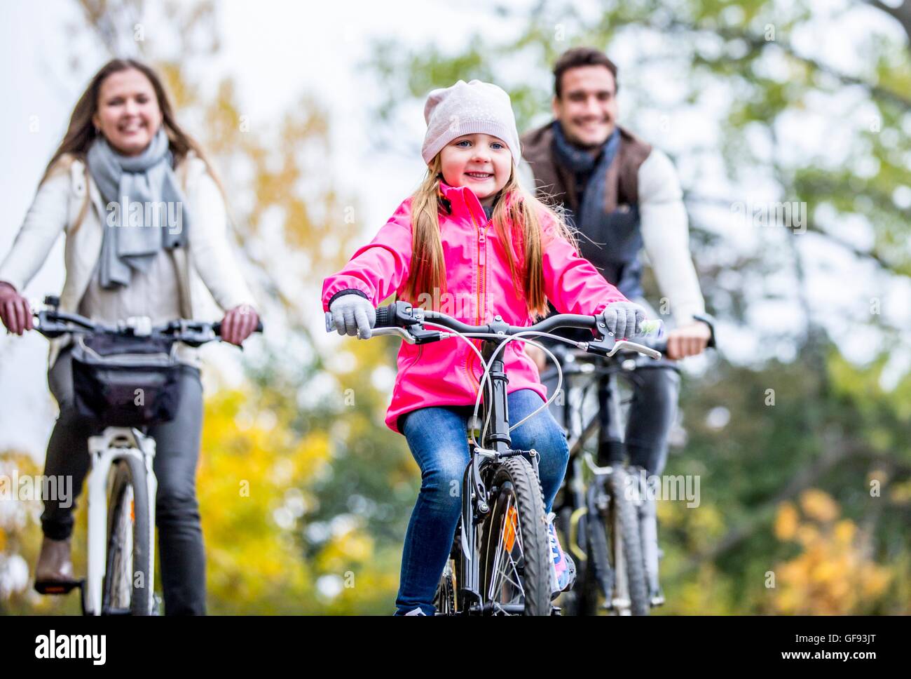 Modello rilasciato. Famiglia Escursioni in bicicletta insieme in autunno. Foto Stock