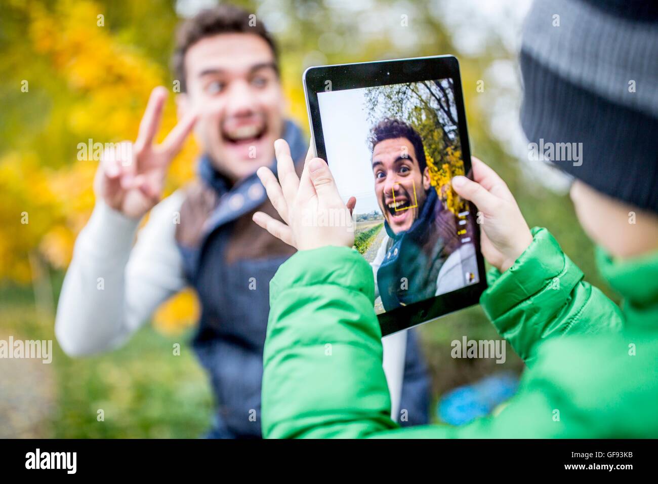 Modello rilasciato. Ragazzo tenendo la foto del padre. Foto Stock