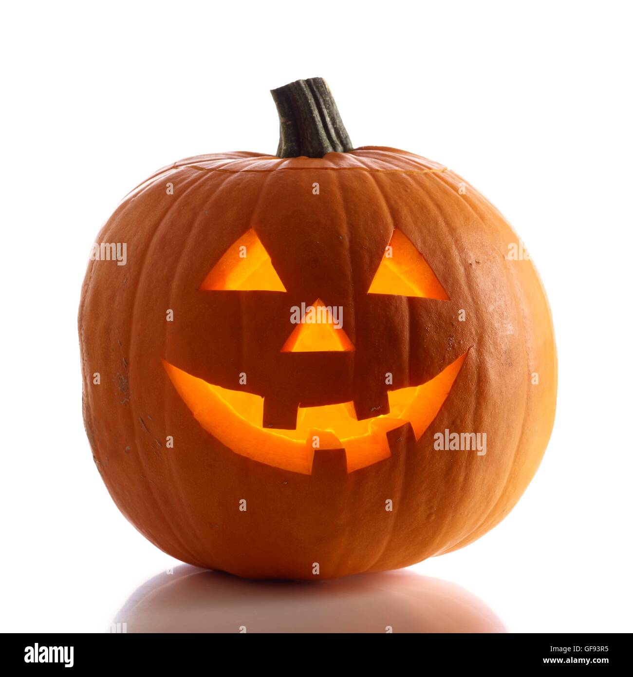 Jack o lantern (Cucurbita pepo) zucca con un volto scolpito per la festa di Halloween, studio shot. Foto Stock