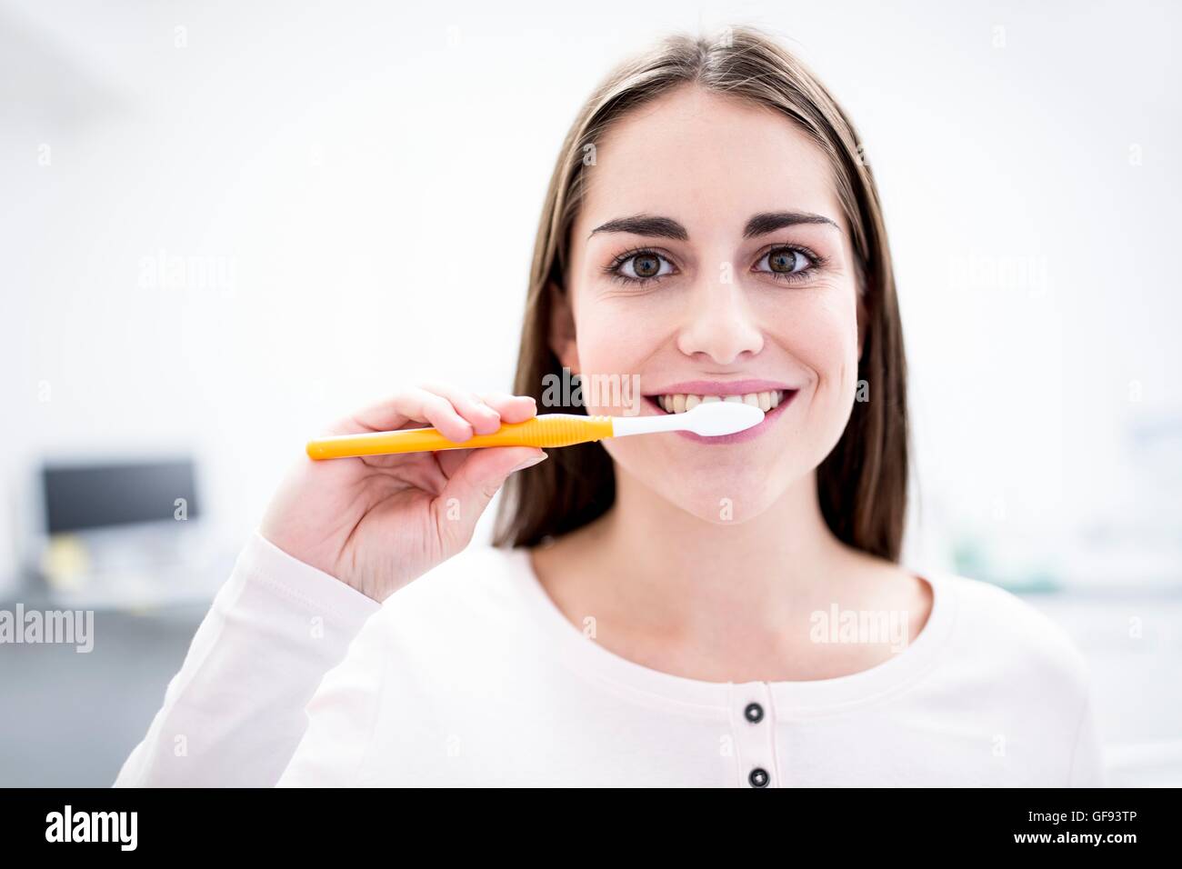 Modello rilasciato. Giovane donna spazzolatura dei denti, ritratto, close-up. Foto Stock