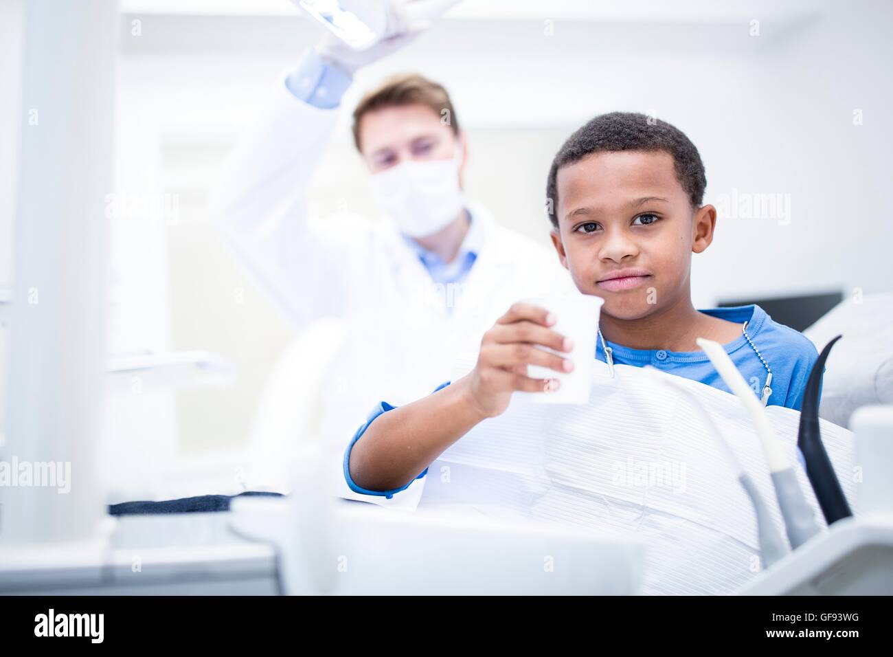 Modello rilasciato. Ritratto di ragazzo acqua potabile in clinica. Foto Stock