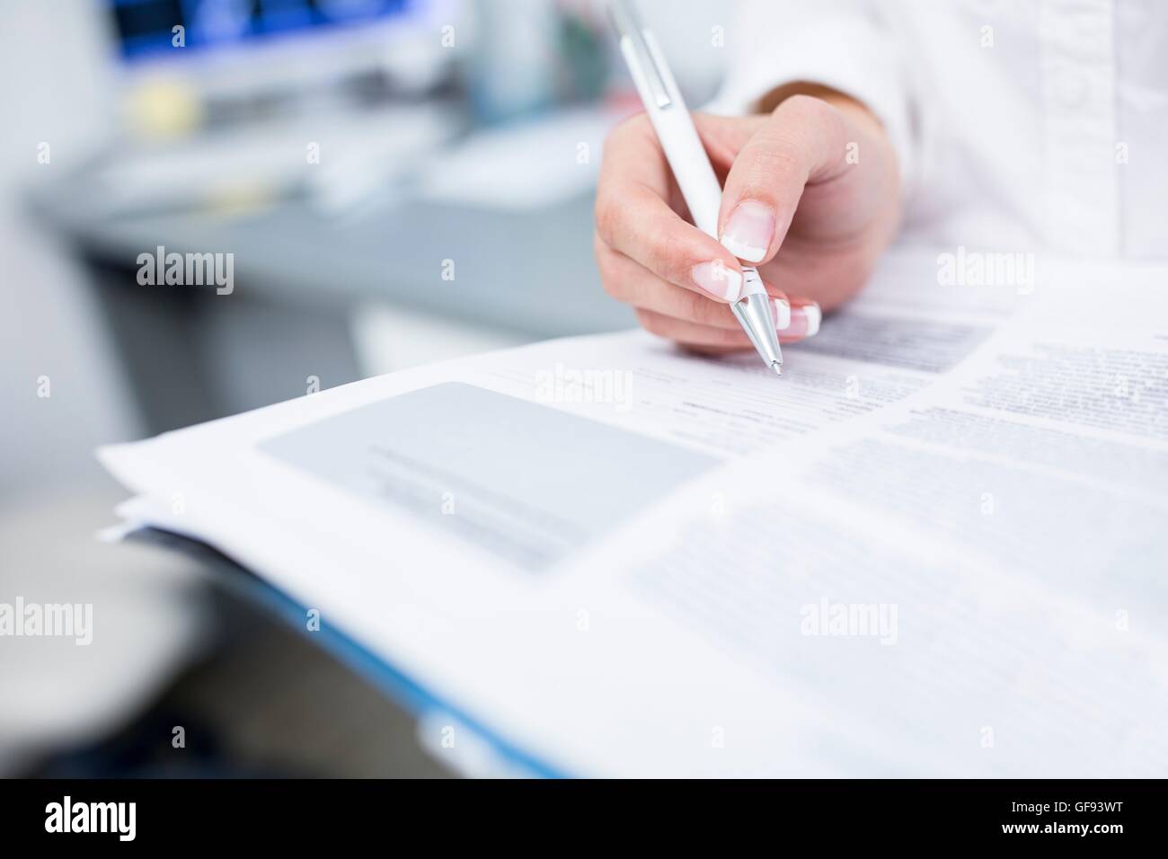 Close-up di dentista è la scrittura a mano su file. Foto Stock
