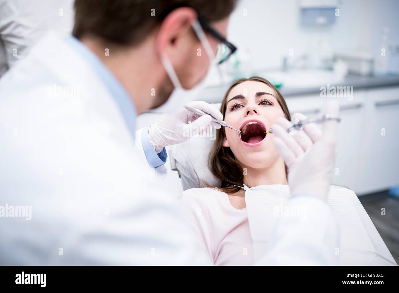 Modello rilasciato. Dentista anestesia dando al paziente prima di un intervento di chirurgia dentale Foto Stock