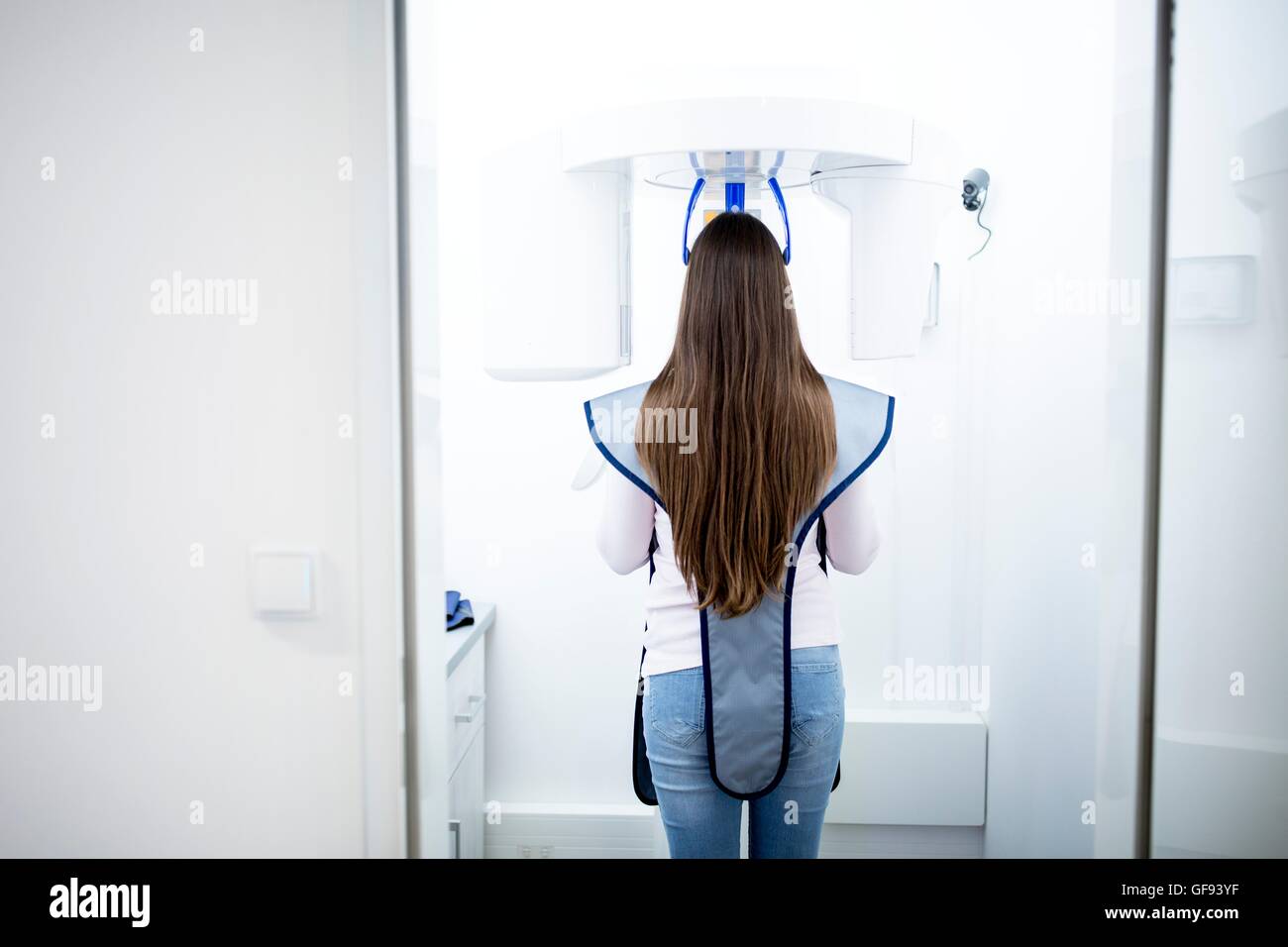 Modello rilasciato. Giovane donna avente raggi x in clinica. Foto Stock
