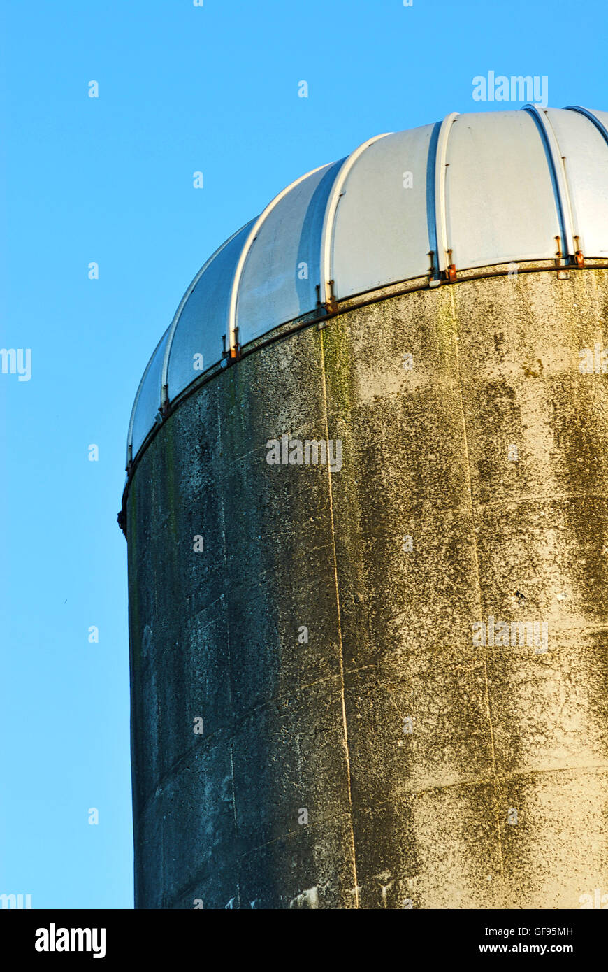 Montare la gioia, Pennsylvania, Stati Uniti d'America - 13 Maggio 2016 - basso angolo di visione del silo di cemento contro un cielo azzurro. Foto Stock