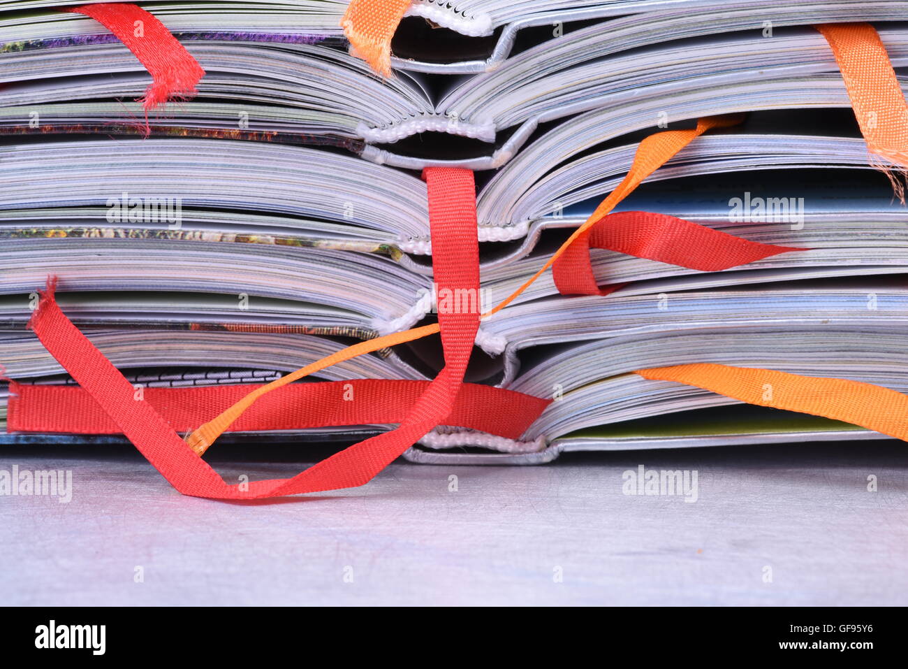 Closeup pila di libri aperti Foto Stock