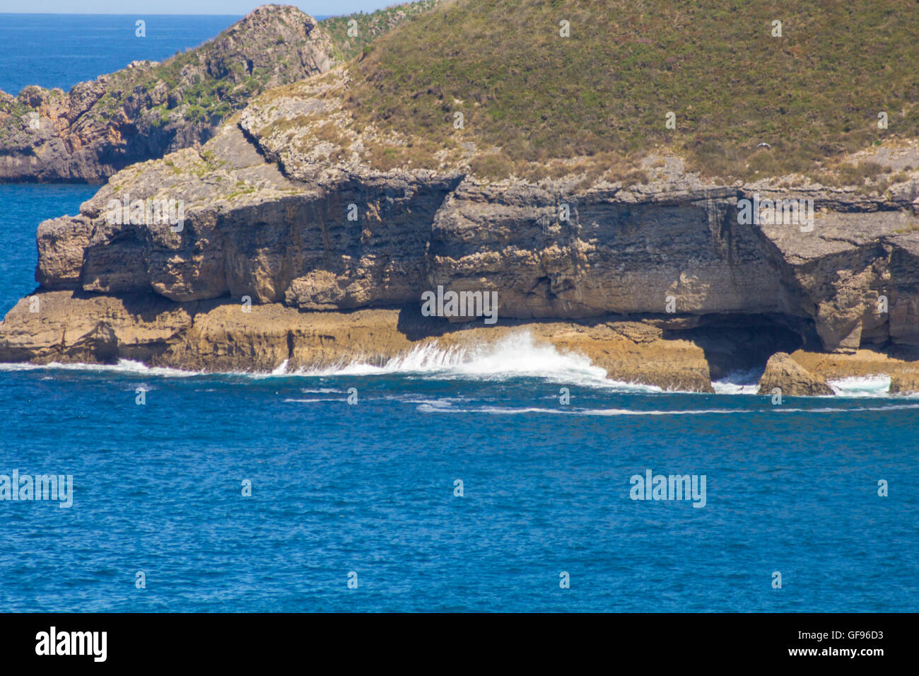 Rocce costiere e scogliere sul mare Foto Stock