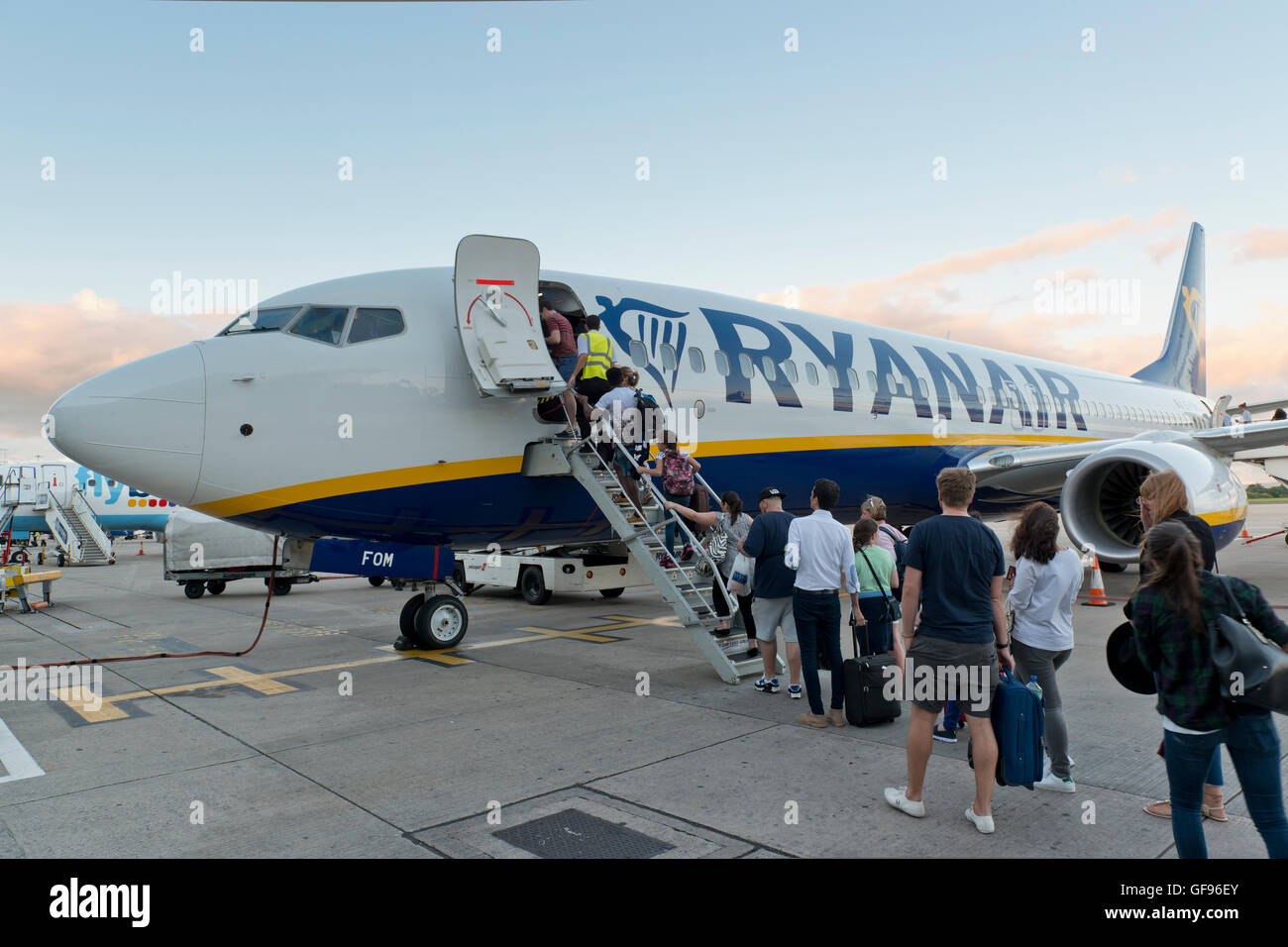 I passeggeri a bordo di un Ryanair Boeing 737-800 aeromobile sul piazzale dell'aeroporto di Manchester (solo uso editoriale). Foto Stock