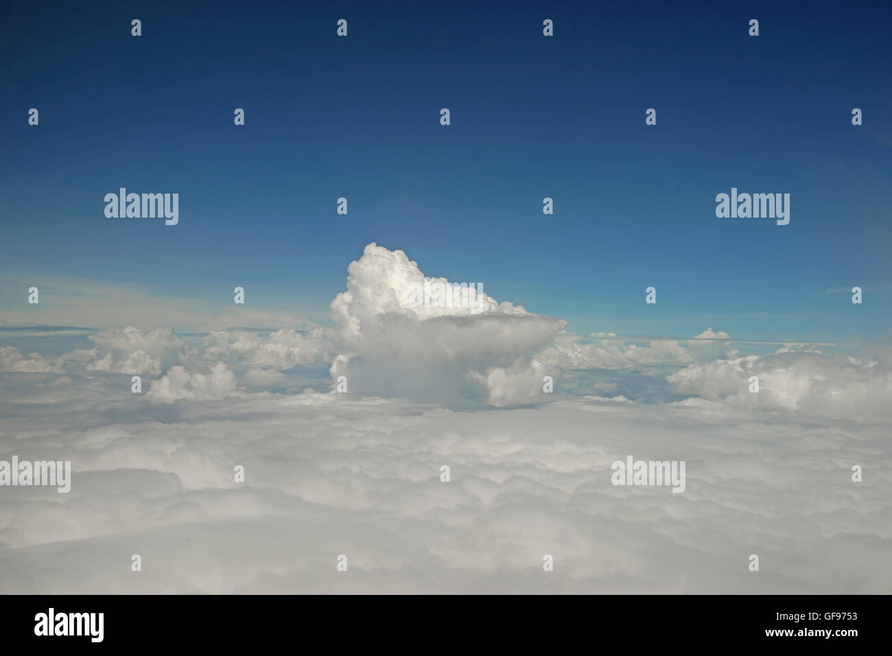 Nuvole di bella vista dalla finestra di un aereo Foto Stock