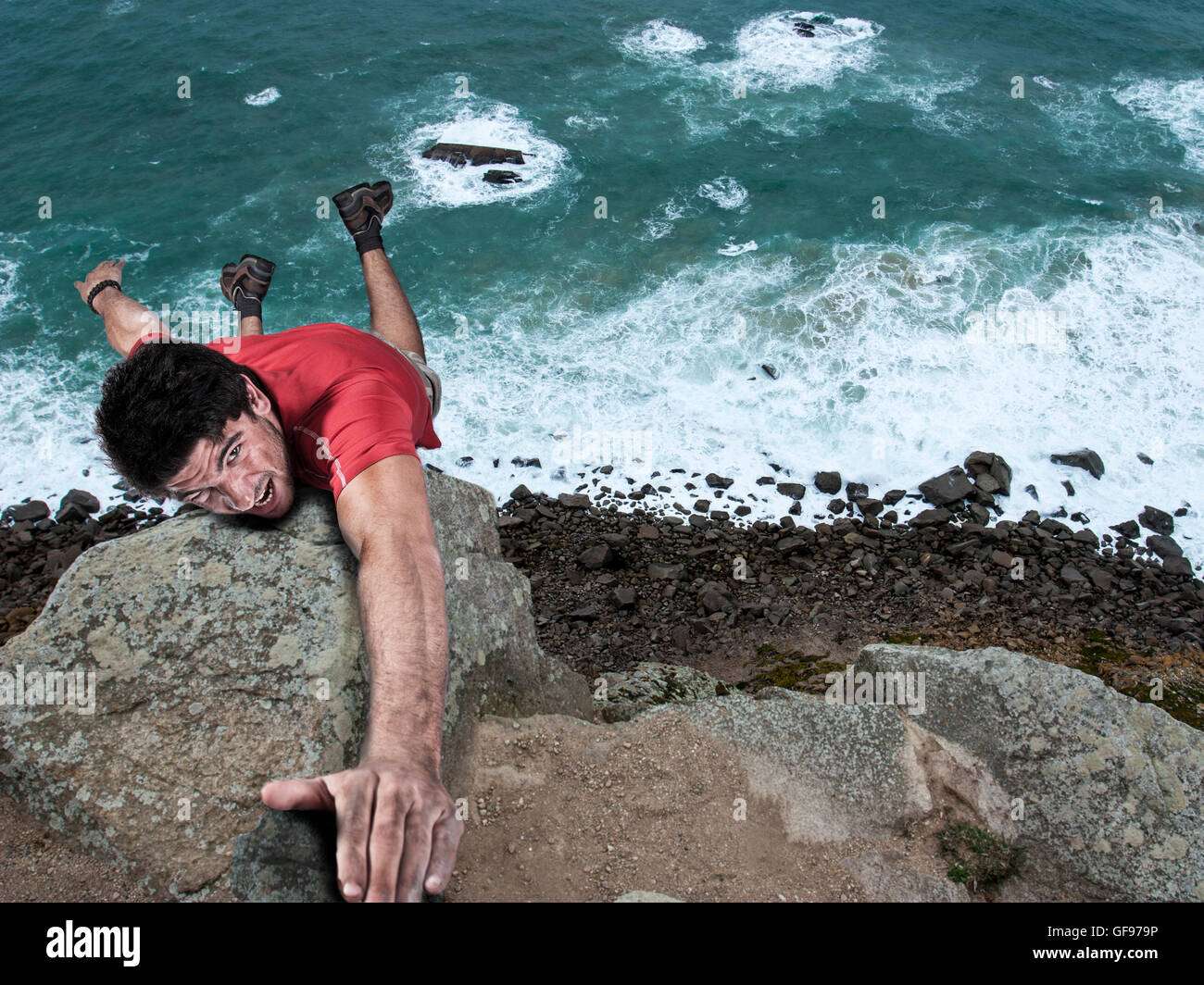 Avventura arrampicata su roccia uomo penzolanti da una scogliera Foto Stock