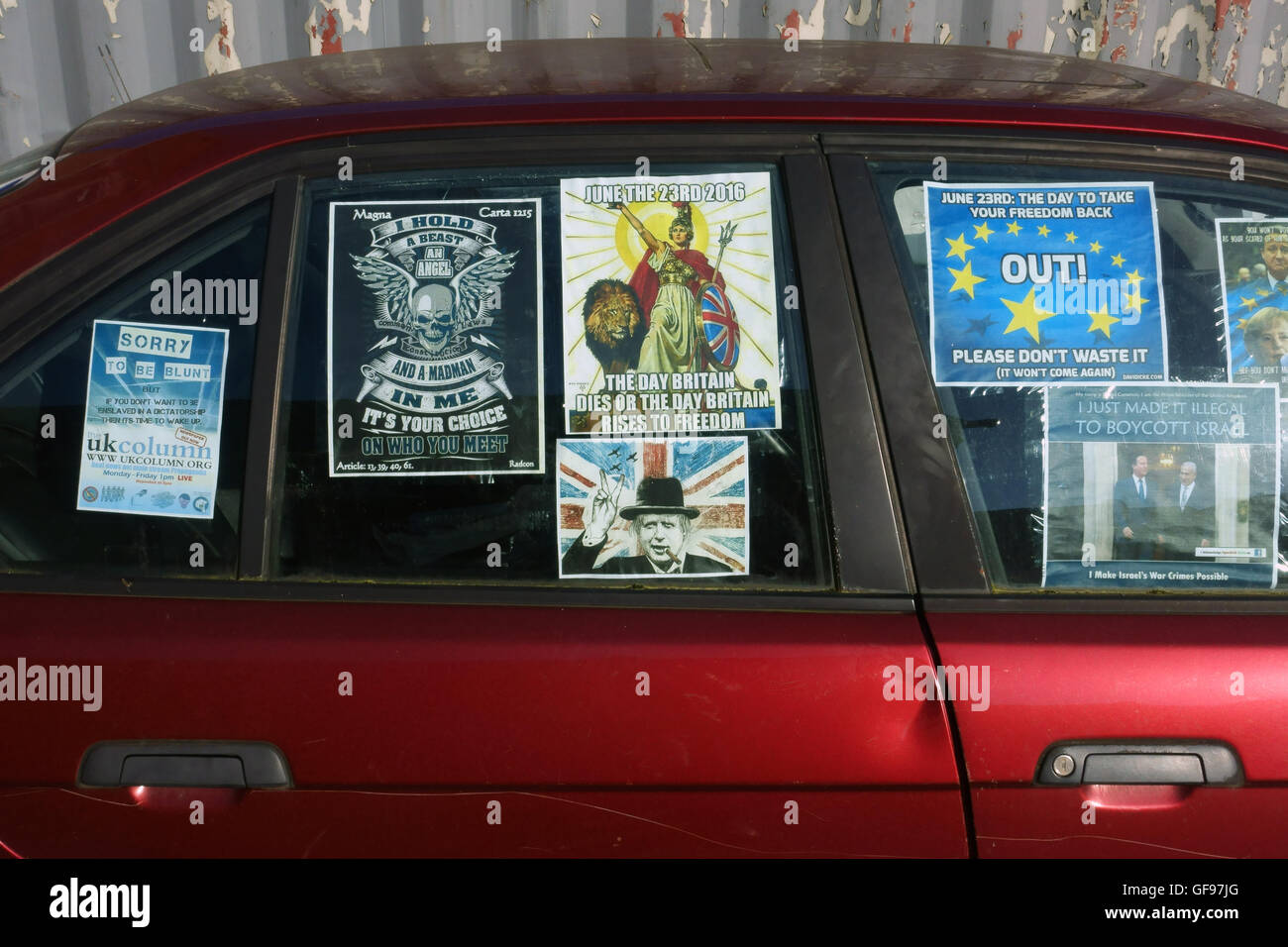 Una macchina parcheggiata fa una dichiarazione nella città mercato di Bourne Lincolnshire Foto Stock