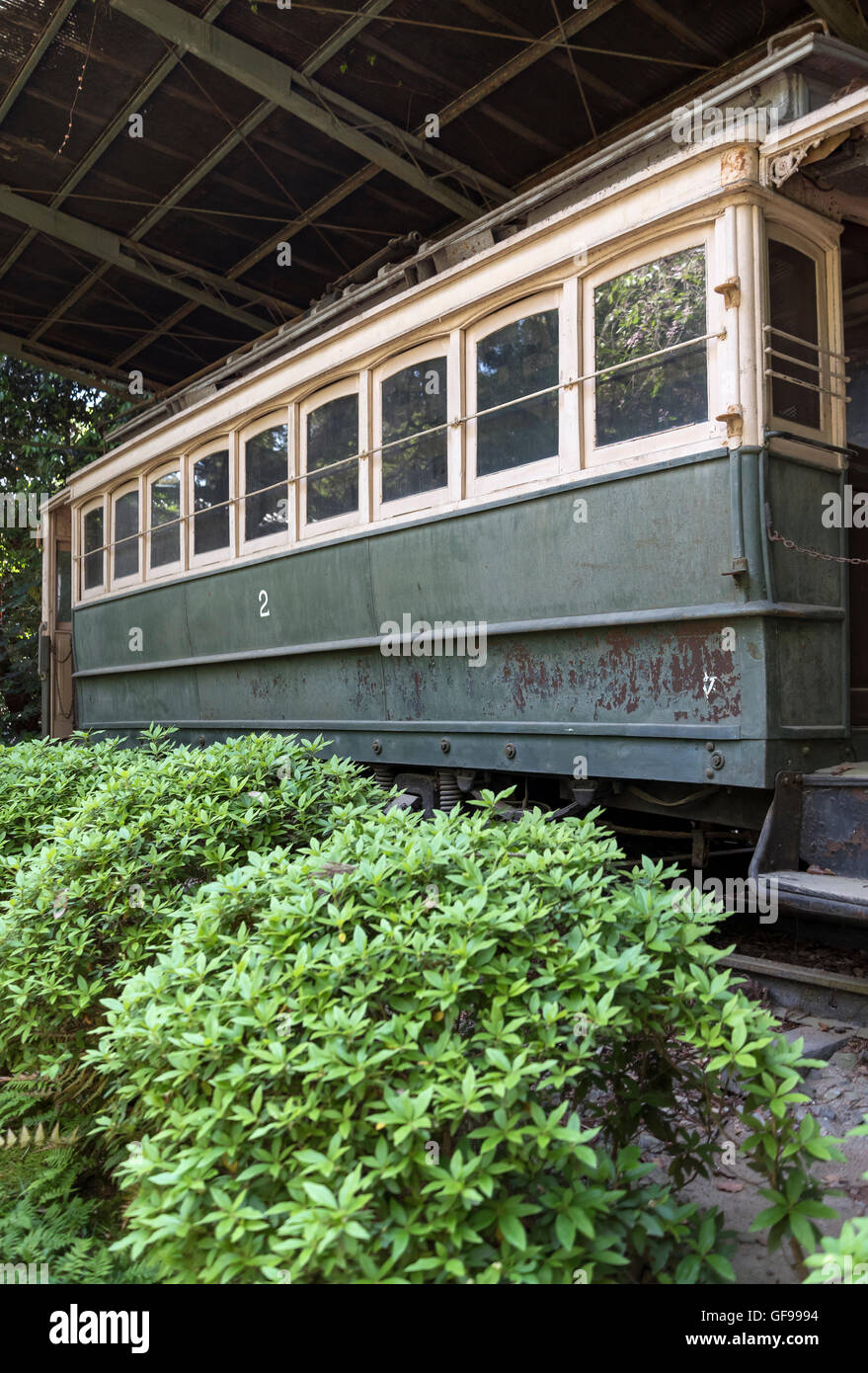 In tram in disuso (tramcar) carrello nel Giardino del Sud di Heian Jingu, Kyoto, Giappone Foto Stock