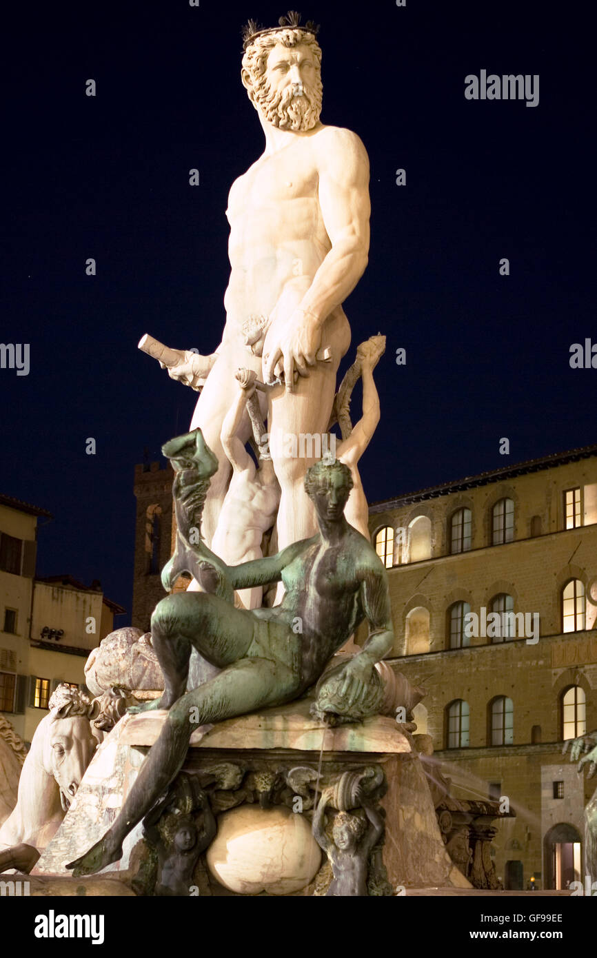 La fontana del Nettuno, Piazza della Signoria, Firenze, Toscana, Italia, illuminata di notte Foto Stock