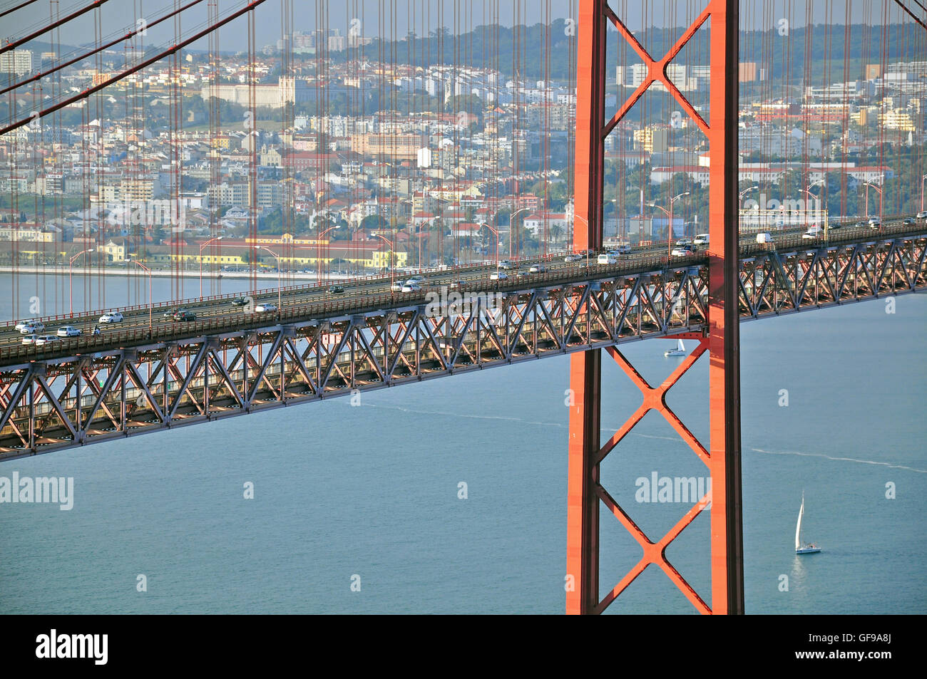 Il traffico stradale sul ponte del XXV Aprile a Lisbona, Portogallo Foto Stock