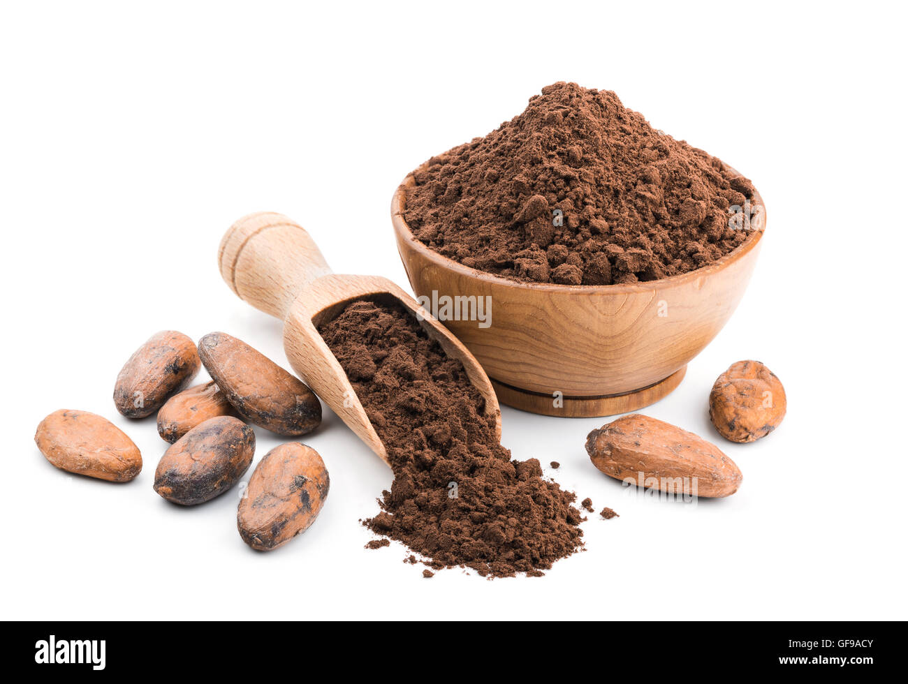 Cacao in polvere in un recipiente di legno isolato su bianco Foto Stock