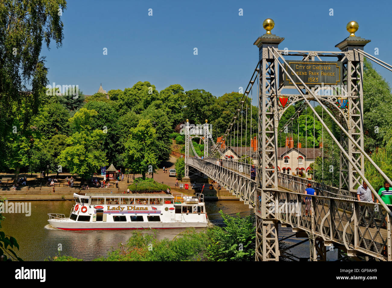 Queen's Park Bridge e il fiume Dee a Chester, capoluogo di contea di Cheshire, Inghilterra. Regno Unito Foto Stock