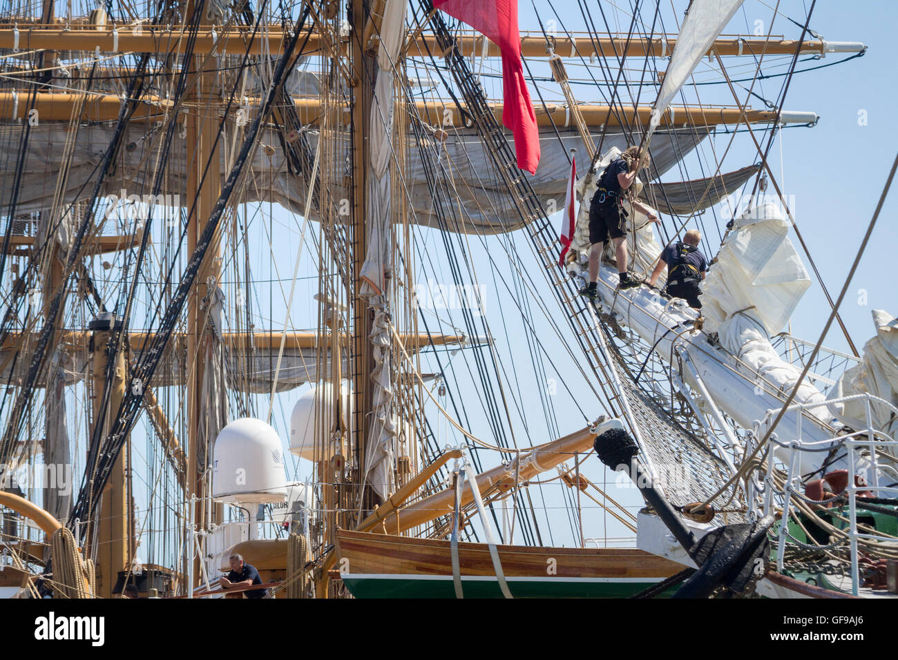 Equipaggio la preparazione per le vele bompresso per la Tall Ships Race 2016. Gamba 2 da Lisbona a Cadice Foto Stock