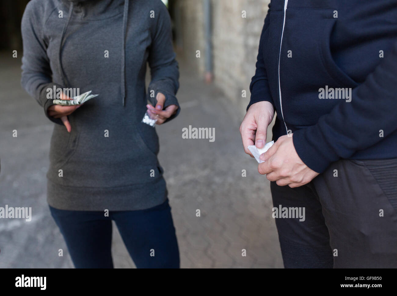 Close up addict acquisto di dose dal concessionario di farmaco Foto Stock