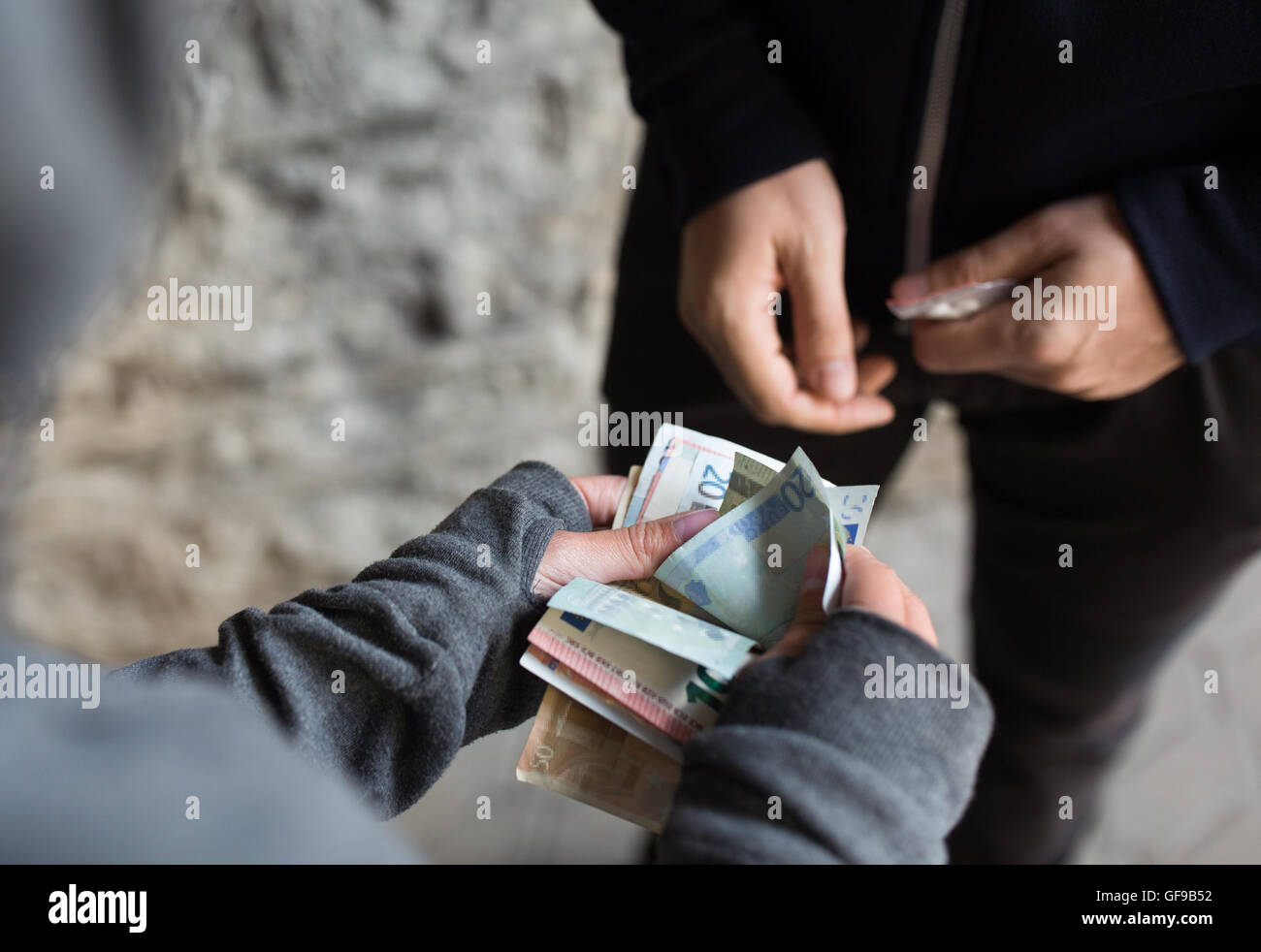 Close up addict acquisto di dose dal concessionario di farmaco Foto Stock