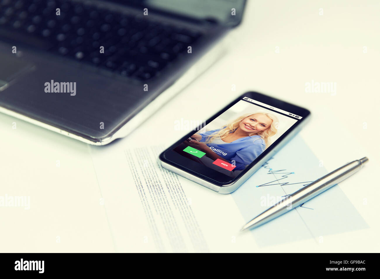Close up di smartphone chiamata in arrivo sullo schermo Foto Stock