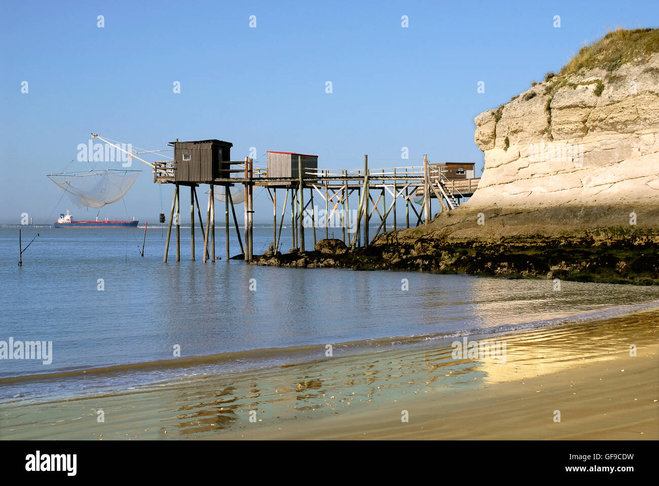 Carrelets a Saint Georges di Didonne a bassa marea in Francia, regione Charente-Poitou Foto Stock