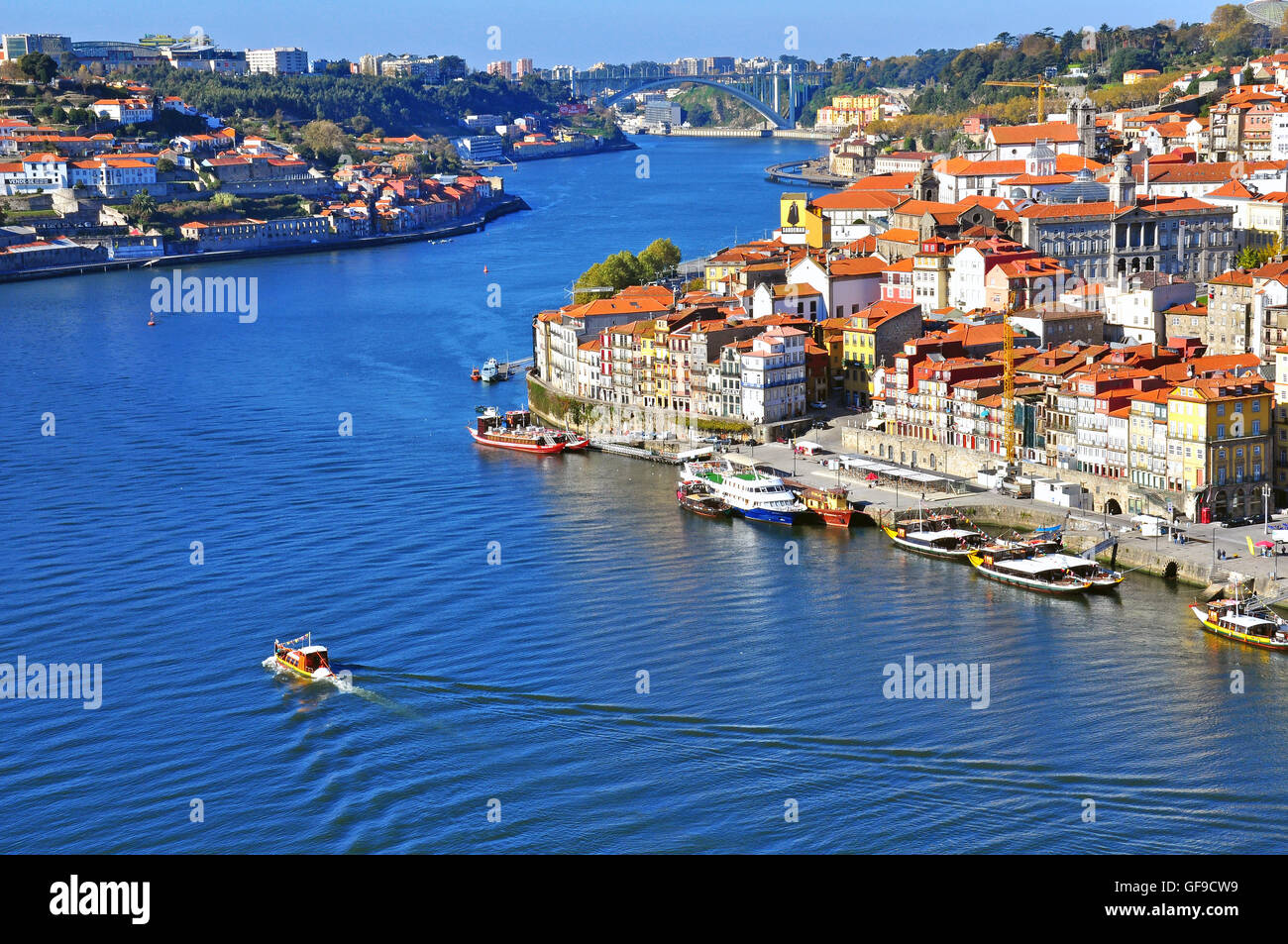 PORTO, Portogallo - 27 novembre: vista panoramica del centro cittadino di Porto il 27 novembre 2013. Il porto è una delle più antiche comunità cen Foto Stock
