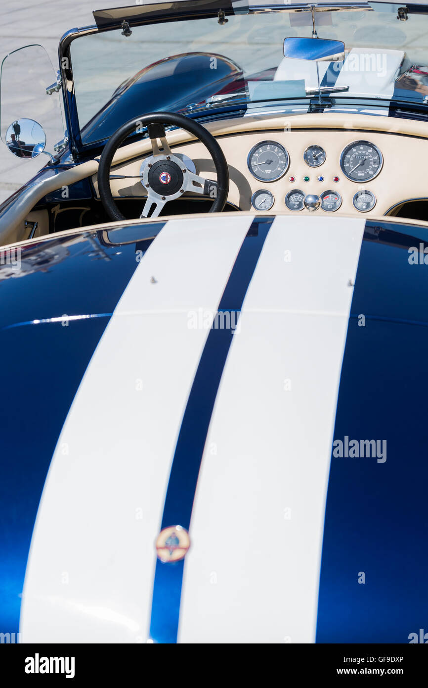 1954 Ford Cobra 427 strisce blu e bianche e pozzetto con crema di cruscotto in pelle Foto Stock
